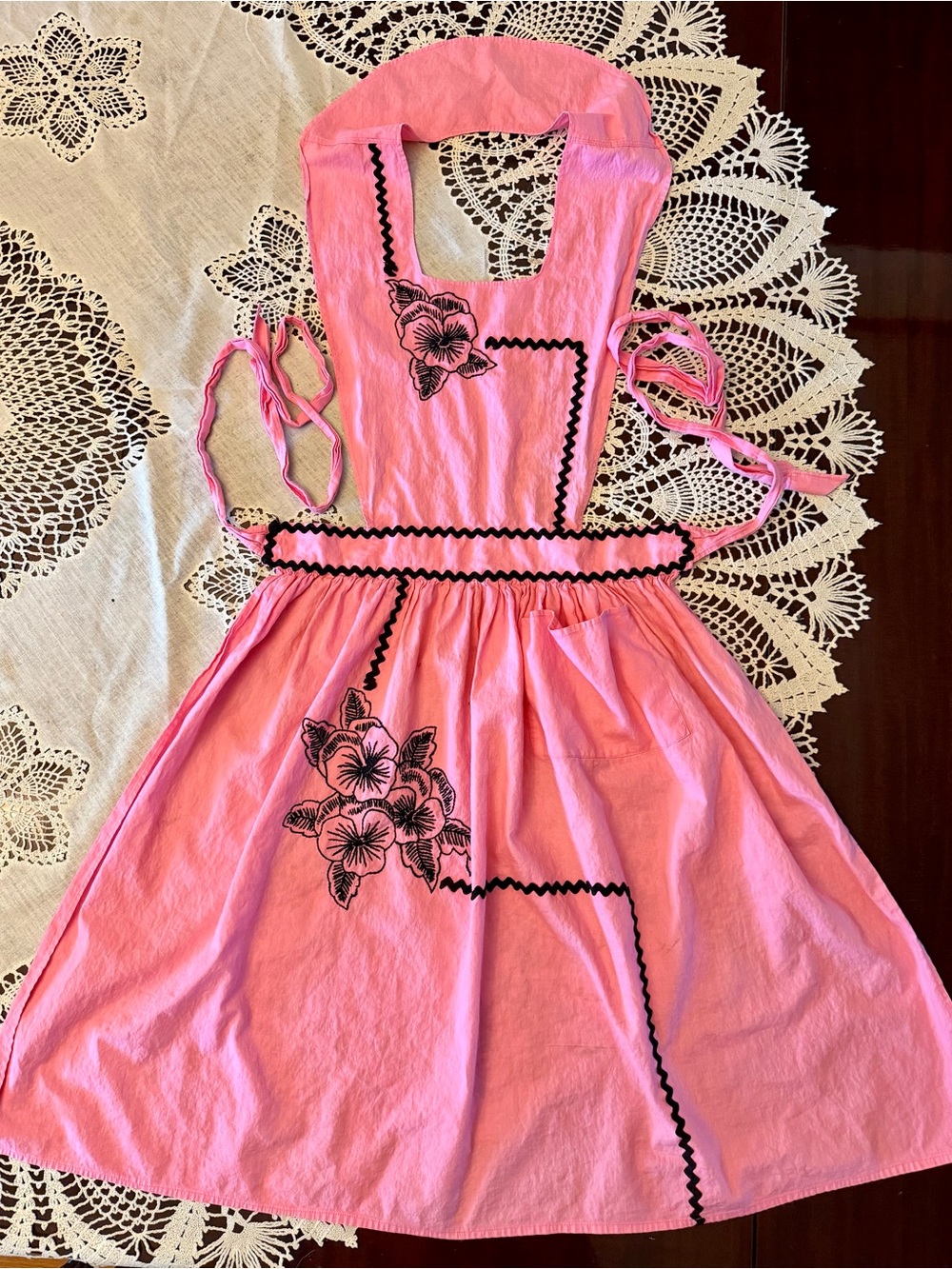 Vintage 1950’s Apron in great shape. Retro Rickrack Pink w Black Embroidery